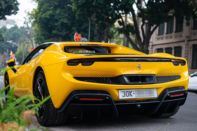 Xe sở hữu ngoại thất màu vàng Gialo Modena. Màu sơn này là một trong những tùy chọn màu tiêu chuẩn của thương hiệu “ngựa chồm Ý”. Phần đầu xe gây ấn tượng với hốc gió kéo dài, hai bên cản trước là khe gió nhỏ nhằm tăng khả năng làm mát cho hệ thống phanh. Chính giữa có thêm khe thoát gió để hướng luồng không khí xuống gầm xe. 