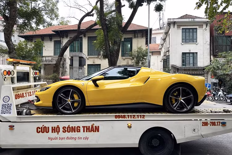 Chiếc siêu xe Ferrari 296 GTB đầu tiên về Việt Nam này thường xuyên được bắt gặp trên phố Ngô Quyền nơi được mệnh danh là “thánh địa siêu xe” của Thủ đô Hà Nội. Sau một năm sử dụng đại gia Hà Nội đã quyết định “sang tay” chiếc xe này cho một showroom có tiếng ở TP.HCM.