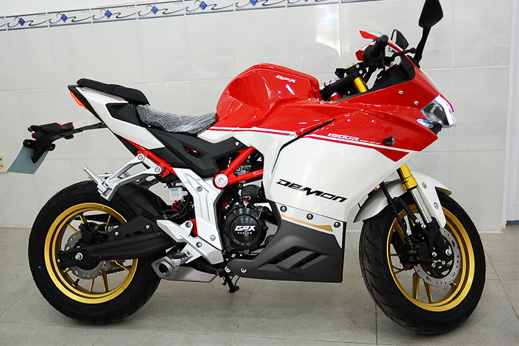 Mẫu xe côn tay GPX Demon 150GR 2018 từng gây sốt trên mạng xã hội và chỉ mới được ra mắt chính thức tại thị trường Thái Lan vào cuối năm 2017 vừa qua. Xe có thiết kế mang phong cách thể thao, cùng màu sắc và một số chi tiết "nhái" dòng siêu môtô đình đám Ducati Panigale.