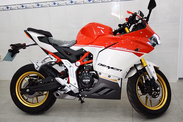 Mẫu xe côn tay GPX Demon 150GR 2018 từng gây sốt trên mạng xã hội và chỉ mới được ra mắt chính thức tại thị trường Thái Lan vào cuối năm 2017 vừa qua. Xe có thiết kế mang phong cách thể thao, cùng màu sắc và một số chi tiết "nhái" dòng siêu môtô đình đám Ducati Panigale.