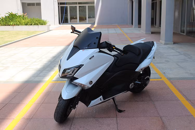 Tại thị trường Việt Nam, mẫu xe này được nhập khẩu nguyên chiếc và được bán ra từ các đại lý nhập khẩu không chính hãng với giá trên 20.000 USD (khoảng 500 triệu đồng) - chiếc xe trong bài viết còn được chủ nhân độ thêm một số đồ chơi hàng hiệu trị giá gần 5000 USD (khoảng hơn 100 triệu đồng).