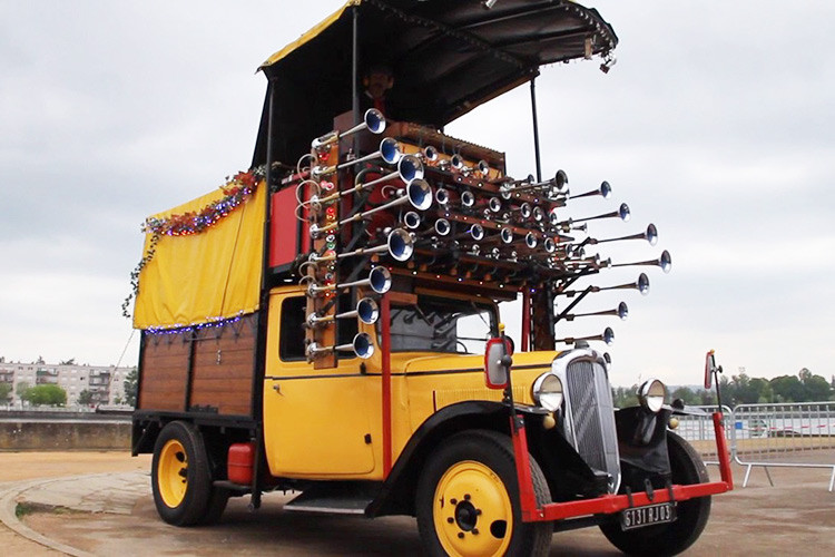 Một số chủ xe đặt tính năng lên trên tất cả, trong khi một số khác lại sáng tạo ra những cách mới để tận hưởng chiếc xe của họ. Đối với Claude Reboul, một chiếc xe tải Citroen cổ điển là nền tảng hoàn hảo để chế tạo nên một loại nhạc cụ hoàn toàn mới, chưa bao giờ có trên đời.