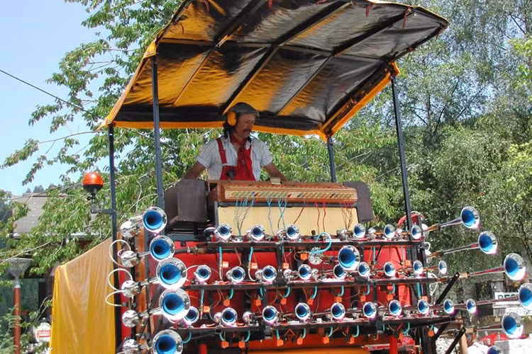 Như có thể mong đợi, chiếc xe tải kiêm đàn organ khổng lồ này có thể tạo nên âm thanh vô cùng ồn ào, từ 108 decibel cho tới tối đa 131 decibel, đủ lớn để vang đến khoảng cách 8 km. Toàn bộ cỗ máy nặng hơn 15 tấn và dài gần 6 mét. Nó có trang bị một hộp số thứ hai để di chuyển chậm theo tốc độ diễu hành.