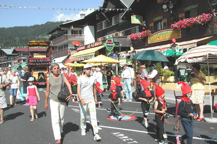 Câu chuyện lai lịch của chiếc xe này cũng rất thú vị. Trước khi có được chút danh vọng quốc tế trong vai trò người đàn ông tạo nên chiếc xe tải nhiều còi nhất thế giới, Reboul là một người làm đa nghề: một thợ bánh, một nhà buôn sắt vụn và một tài xế. Tại một thời điểm trong năm 1976, ông ấy đã có bước thay đổi nghề nghiệp lớn và trở thành một nghệ sĩ nuốt lửa. Để chứng minh rằng ông ấy luôn cố gắng đạt tới sự hoàn hảo trong mọi công việc, Reboul đã ghi tên mình trong Sách Kỷ lục Guinness Thế giới từ năm 1978 – 1983 vì tạo ra ngọn lửa cao nhất, 7 mét.