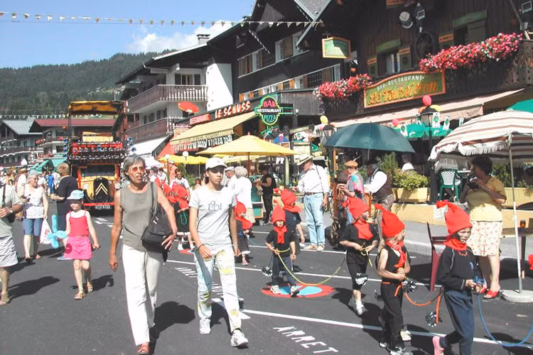 Câu chuyện lai lịch của chiếc xe này cũng rất thú vị. Trước khi có được chút danh vọng quốc tế trong vai trò người đàn ông tạo nên chiếc xe tải nhiều còi nhất thế giới, Reboul là một người làm đa nghề: một thợ bánh, một nhà buôn sắt vụn và một tài xế. Tại một thời điểm trong năm 1976, ông ấy đã có bước thay đổi nghề nghiệp lớn và trở thành một nghệ sĩ nuốt lửa. Để chứng minh rằng ông ấy luôn cố gắng đạt tới sự hoàn hảo trong mọi công việc, Reboul đã ghi tên mình trong Sách Kỷ lục Guinness Thế giới từ năm 1978 – 1983 vì tạo ra ngọn lửa cao nhất, 7 mét.