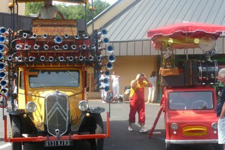 Tuy nhiên phải mất thêm một thời gian nữa thì mọi chuyện mới như ngày nay. Trong năm 1996, Reboul biểu diễn tại Salon de la Musique ở Paris với hệ thống đàn organ của mình, và rồi trông thấy tiềm năng ở một nhạc cụ công phu hơn. Trong năm 1998, ông ấy đã lắp cố định vĩnh cửu bộ còi lên chiếc xe tải và chế tạo một nền tảng trên nóc – một bộ khung trên cabin mà ông sẽ chơi nhạc cụ. Phiên bản cuối cùng của Le Mecanophone đã được hoàn thành vào năm sau đó.