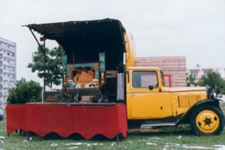 Sau đó như người ta vẫn nói là điều một dẫn tới điều hai, trong năm 1984, ông ấy đã tạo nên bộ còi đầu tiên mà mất tới 6 tiếng đồng hồ để lắp lên chiếc xe. Cụ thể hơn là 6 tiếng để lắp vào và 6 tiếng nữa để tháo chúng ta, đây có lẽ cũng là lý do tại sao Reboul bắt đầu thử nghiệm ý tưởng tạo nên một thứ gì đó mang tính vĩnh viên hơn.