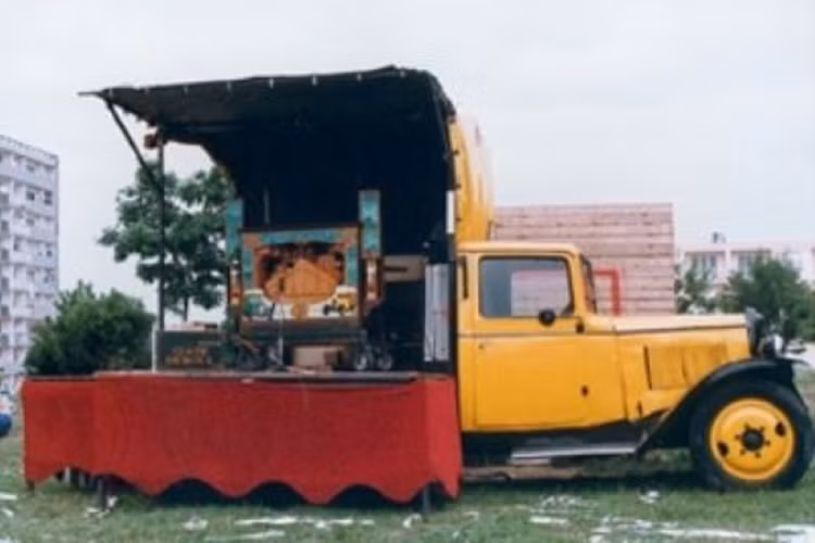 Sau đó như người ta vẫn nói là điều một dẫn tới điều hai, trong năm 1984, ông ấy đã tạo nên bộ còi đầu tiên mà mất tới 6 tiếng đồng hồ để lắp lên chiếc xe. Cụ thể hơn là 6 tiếng để lắp vào và 6 tiếng nữa để tháo chúng ta, đây có lẽ cũng là lý do tại sao Reboul bắt đầu thử nghiệm ý tưởng tạo nên một thứ gì đó mang tính vĩnh viên hơn.