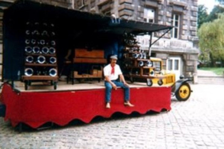 Sau đó, ông lại đổi nghề và trở thành một nhạc sĩ organ chuyên nghiệp. Trong năm 1982, ông ấy vô tình bắt gặp một chiếc xe tải Citroen Model U12 1935 trong bộ dạng tàn tạ. Ông ấy liền quyết tâm sửa chữa và phục chế nó, và rồi bắt đầu sử dụng nó trong vài năm dưới vai trò một dạng sân khấu di động mà ông ấy sẽ biểu diễn đàn organ tại nhiều sự kiện khác nhau.