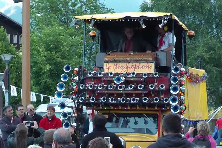 Mọi người không nên hiểu lầm rằng Xe tải Citroen Le Mecanophone cực ồn ào bởi lắp đến 42 chiếc còi. Chính xác hơn, đây là kiểu phương tiện mà bạn sẽ muốn song hành trong cảnh tắc đường, bởi nó có thể chơi các bài ca quen thuộc đối với bạn. Nó có hơi ồn, không phải lúc nào cũng chơi đúng nốt, nhưng mang tới một trải nghiệm rất vui tai.