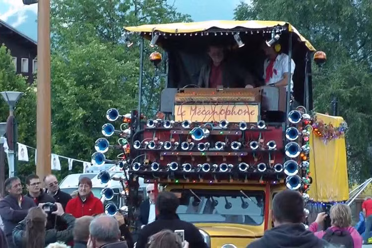 Mọi người không nên hiểu lầm rằng Xe tải Citroen Le Mecanophone cực ồn ào bởi lắp đến 42 chiếc còi. Chính xác hơn, đây là kiểu phương tiện mà bạn sẽ muốn song hành trong cảnh tắc đường, bởi nó có thể chơi các bài ca quen thuộc đối với bạn. Nó có hơi ồn, không phải lúc nào cũng chơi đúng nốt, nhưng mang tới một trải nghiệm rất vui tai.