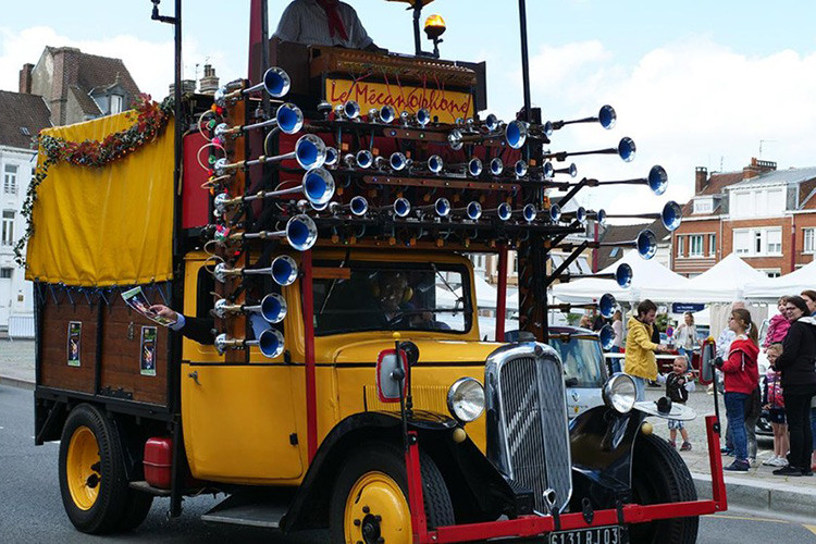 “Các van có chứa cuộn lò xo từ tính, mang tác dụng kiểm soát khí nén cung cấp vào mỗi chiếc còi,” báo xuất bản Carousel Organ cho biết. “Mỗi chiếc còi được theo dõi bởi áp kế riêng. Việc cung cấp khí được lo liệu bởi hai bình chứa cỡ 100 lít/bình, được cung cấp bởi một máy nén khi 3 mã lực, 380 volt. Gần 400 mét dây cáp điện đã được sử dụng để kết nối mọi thứ với nhau. Vận hành máy nén khí là một máy phát điện 6,5 kW, 220/380 volt. Chiếc còi nhỏ nhất là dài 13 cm và chiếc lớn nhất là 125 cm. Các chiếc còi đều được làm bằng thép/đồng mạ crôm và có bắt vít để tiện điều chỉnh.”