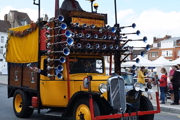 “Các van có chứa cuộn lò xo từ tính, mang tác dụng kiểm soát khí nén cung cấp vào mỗi chiếc còi,” báo xuất bản Carousel Organ cho biết. “Mỗi chiếc còi được theo dõi bởi áp kế riêng. Việc cung cấp khí được lo liệu bởi hai bình chứa cỡ 100 lít/bình, được cung cấp bởi một máy nén khi 3 mã lực, 380 volt. Gần 400 mét dây cáp điện đã được sử dụng để kết nối mọi thứ với nhau. Vận hành máy nén khí là một máy phát điện 6,5 kW, 220/380 volt. Chiếc còi nhỏ nhất là dài 13 cm và chiếc lớn nhất là 125 cm. Các chiếc còi đều được làm bằng thép/đồng mạ crôm và có bắt vít để tiện điều chỉnh.”