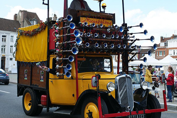 Chiếc xe tải biết hát sử dụng 42 nốt đàn organ được chế tạo bởi André Odin, và phần hộp nhạc được sắp xếp bởi Pierre Charial, hai người mà Reboul gặp gỡ và kết bạn trong thập niên 1980. Chiếc đàn organ đặc biệt này được Reboul vận hành bằng tay, nhưng thay vì các phím, nó lại sử dụng các dải với chấm bạc cadmium, mang tác dụng kích hoạt 1 trong 42 van điện từ.