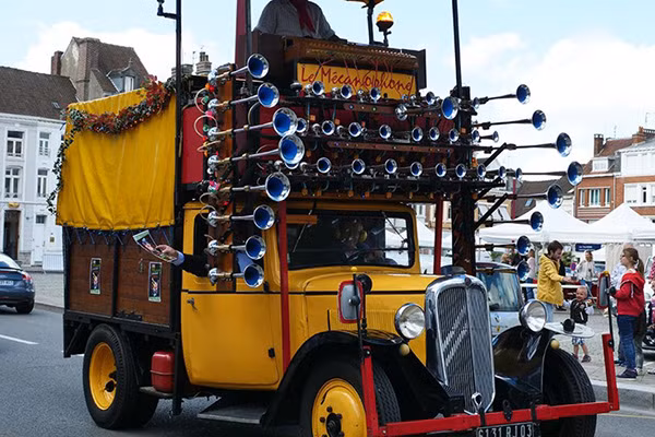 Chiếc xe tải biết hát sử dụng 42 nốt đàn organ được chế tạo bởi André Odin, và phần hộp nhạc được sắp xếp bởi Pierre Charial, hai người mà Reboul gặp gỡ và kết bạn trong thập niên 1980. Chiếc đàn organ đặc biệt này được Reboul vận hành bằng tay, nhưng thay vì các phím, nó lại sử dụng các dải với chấm bạc cadmium, mang tác dụng kích hoạt 1 trong 42 van điện từ.