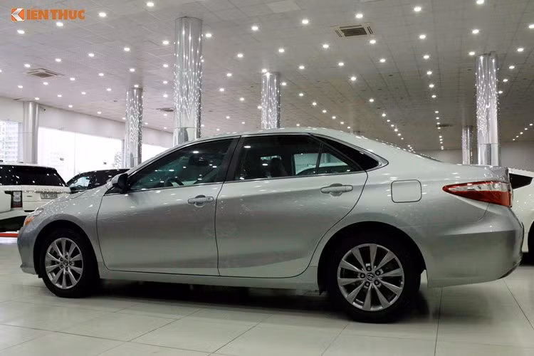 Mẫu xe Camry XLE bản xuất Mỹ này sở hữu kích thước dài x rộng x cao lần lượt là 4.805 x 1.820 x 1.470 mm, chiều dài trục cơ sở ở mức 2.775 mm tương đương phiên bản hiện đang phân phối tại Việt Nam.