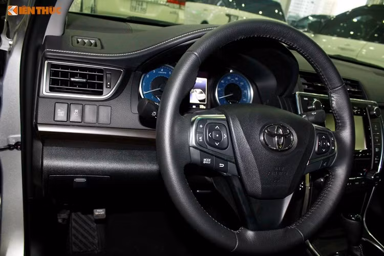 Trung tâm bảng điều khiển là màn hình cảm ứng 8 inch hiển thị sinh động hơn với nhiều tính năng giải trí tích hợp đi kèm camera lùi. Ở khoang sau, Toyota Camry XLE được trang bị điều hòa tự động, ghế ngồi rộng rãi cho 3 người lớn với khoảng để chân vừa phải. Cửa sổ trời dành cho khoang lái có thể đóng mở bằng tay.