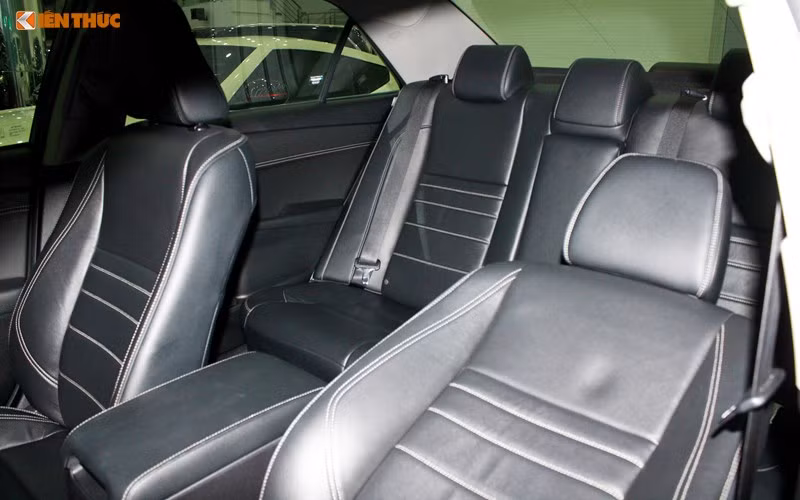 Hàng ghế phía sau có thể gập 60/40 tạo thêm không gian rộng rãi, cửa gió điều hòa riêng, khay để cốc trên kệ để tay. Camry XLE được trang bị tới 10 túi khí, dây đai an toàn 3 điểm, phân bổ lực phanh điện tử, hỗ trợ phanh khẩn cấp, kiểm soát áp suất lốp...