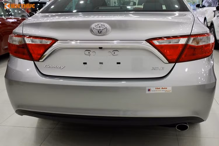 Phần đuôi Camry XLE nổi bật với cụm đèn hậu được thiết kế ấn tượng và nối liền với nhau thông qua một nẹp kim loại mạ chrome sáng bóng. Hệ thống ống xả đơn đặt bên phải, logo Camry và tên phiên bản XLE đặt phía trên. Cửa cốp chứa đồ phía sau xe đóng mở dạng cơ.
