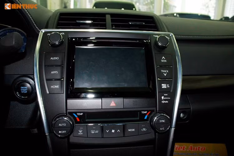 Chức năng giải trí trên xe gồm hệ thống âm thanh 6 loa, kết nối Radio, USB, Bluetooth rảnh tay. Về trang bị an toàn, Toyota Camry XLE sở hữu hệ thống chống bó cứng phanh ABS, cân bằng điện tử ESP, kiểm soát trượt, phân bố lực phanh điện tử EBD, hỗ trợ lực phanh khẩn cấp, kiểm soát áp suất lốp, cảnh báo điểm mù, 10 túi khí xung quanh xe.