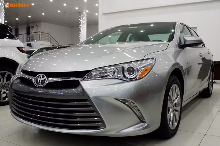  Tại thị trường Việt Nam, Toyota Camry XLE phiên bản 2016 hiện đang được bán ra với mức giá khoảng hơn 1,9 tỷ đồng. Mẫu xe này hiện chủ yếu được nhập khẩu nguyên chiếc thông qua các showroom tư nhân không chính hãng.
