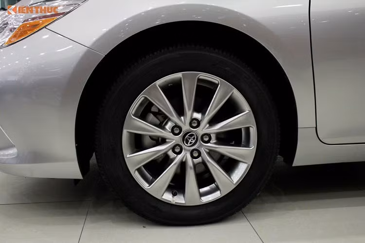 Xe sử dụng bộ mâm 17 inch 10 chấu đơn làm từ hợp kim đi kèm lốp kích thước 215/55. Các phiên bản Camry tại Mỹ khác nhau về trang bị và hệ thống dẫn động, trong khi kiểu dáng chung không thay đổi nhiều. Gương chiếu hậu trên Camry XLE là loại chỉnh điện tuy nhiên không tích hợp dải xi-nhan báo rẽ.