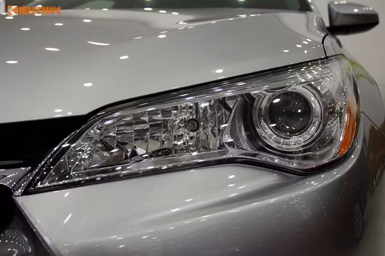 Kiểu dáng đèn pha cũng khác biệt với những chiếc Camry tại Việt Nam. Có thể thấy đèn pha trên Camry XLE thiết kế dạng LED chiếu sáng ban ngày, đèn xi-nhan tích hợp bên trong đèn pha, đèn sương mù thiết kế cách điệu nằm đối xứng với nhau.
