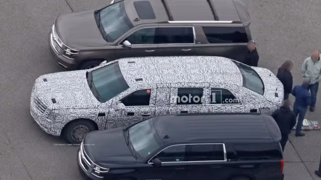 Tuy nhiên, những hình ảnh mới nhất của chiếc limousine này trên đường thử tại Mỹ cho thấy ngày ra mắt không còn xa. Được biết, đây là chiếc siêu xe limousine chống đạn do tập đoàn General Motors phát triển dành riêng cho Tổng thống Mỹ theo hợp đồng ký với chính phủ Mỹ.