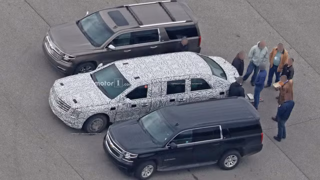 Hình ảnh của chiếc siêu xe Limousine mới được dành riêng cho tân Tổng thống Mỹ Donald Trump trong lớp ngụy trang cho thấy kiểu dáng xe dường như kết hợp giữa mẫu sedan CT6 và dòng SUV Escalade, cùng với đó là một chút vay mượn từ dòng XTS của Cadillac.