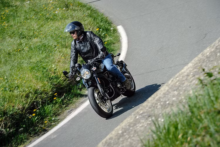 Du ngoạn trên các cung đường quanh co uốn lượn, Scrambler cho cảm giác phấn khích ban đầu, và càng về sau sự vui thích càng lớn dần. Trước sức mạnh của khối động cơ 803cc cùng cỗ máy Desmodue 803cc, chiếc xe phản ứng rất nhạy theo từng cú nhấp ga. Xe dễ dàng duy trì tốc độ khoảng 100km/h ở cấp số 4 và 5, vòng tua khoảng 3.000v/ph.