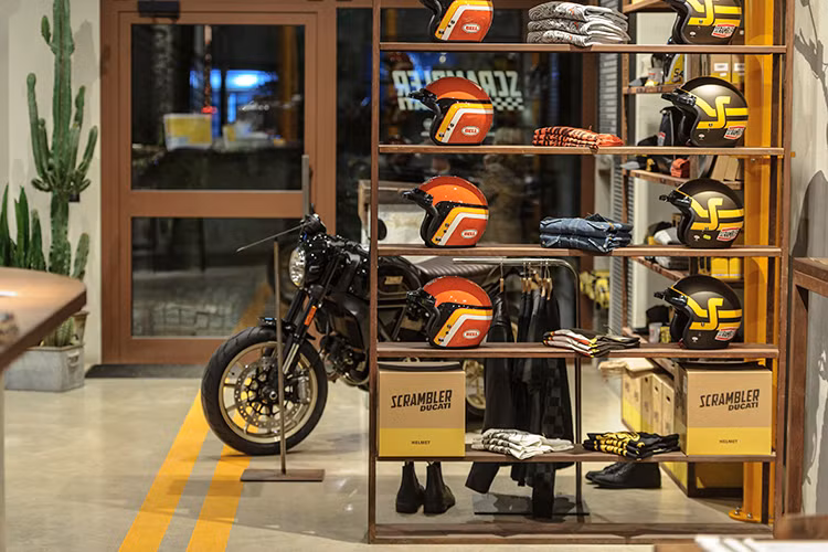 Thế giới môtô phân khối lớn và nền văn hoá Café Racer của Scrambler không chỉ có xe - nó còn bao gồm quần áo và các phụ kiện đi kèm. Hãng xe Ducati đã mở rộng thêm phạm vi của thương hiệu Scrambler mà giờ đây, lần đầu tiên các khách hàng có thể tiếp cận một phong cách khá, cá tính và cá nhân hoá hơn về việc "chơi" xe máy.