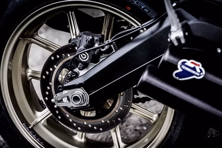 Scrambler Cafe Racer vẫn được hãng xe Ducati trang bị gắp sau dạng đôi giống như phiên bản trước, hệ thống chống bó cứng phanh ABS xuất hiện trên cả phanh đĩa 330mm phía trước, 245mm phía sau giúp người lái an toàn hơn trên mọi hành trình.