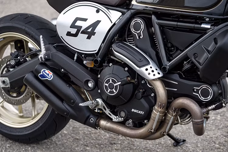 Điểm nhấn trên phiên bản này đó là nó được trang bị sẵn pô độ Termignoni 2 nòng không chỉ giúp chủ sở hữu trang bị thêm phụ kiện mà còn tăng sức mạnh cho xe và cho âm thanh phấn khích hơn khi xuống phố. Ngoài ra, bộ phận két nước cũng được làm từ vật liệu nhôm có thể được cá nhân hóa theo nhiều phong cách khác nhau.