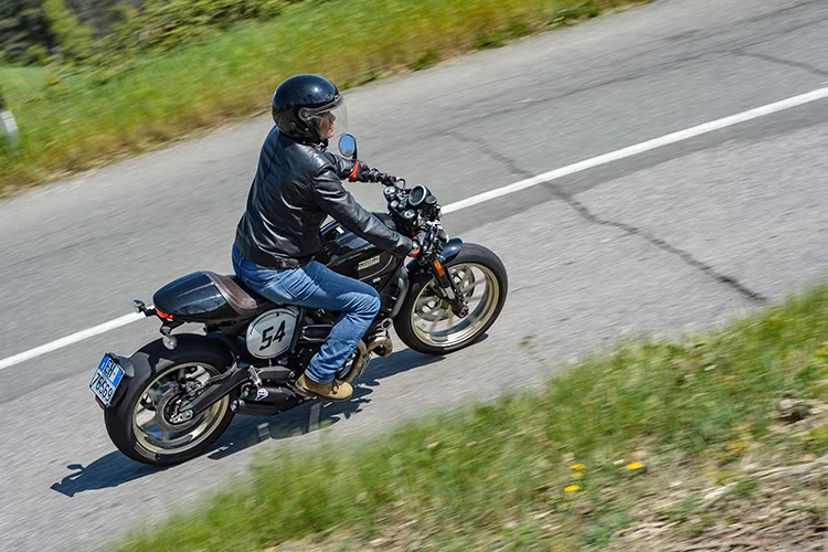 Khối động cơ trên Scrambler Café Racer có thể sản sinh công suất 75 mã lực tại vòng tua 8.250 vòng/phút, mômen xoắn cực đại 68 Nm tại vòng tua máy 5.750 vòng/phút - được xem là khá phù hợp với một mẫu xe cafe racer bởi sức mạnh không phải là thứ quan trọng nhất mà khách hàng hướng đến ở dòng xe này.