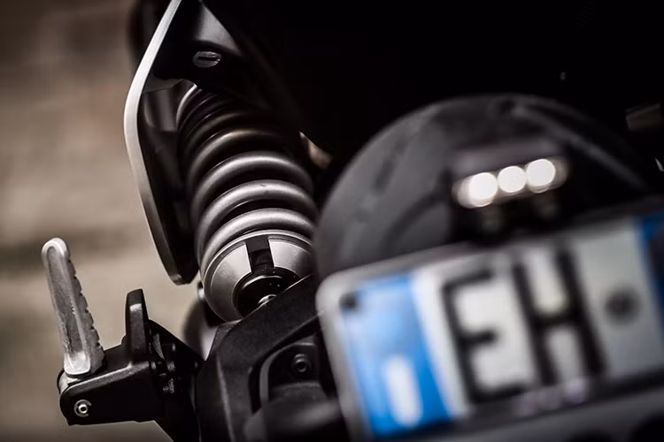 Trong khi đó phần khung xe đã được gia cố chắc chắn bởi những thanh giằng chắc khỏe đầy cá tính. hệ thống phuộc sau dạng đơn lệch từng được trang bị cho mẫu xe Scrambler trước đây vẫn tiếp tục được sử dụng trên mẫu xe Cafe racer này. Bên cạnh đó, dè sau của xe không thay đổi.