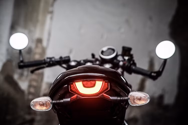 Ở phía sau, Scrambler Cafe Racer có phần đuôi khác biệt so với các phiên bản khác với phần "gò" nhựa theo đúng phong cách cafe racer và yên solo bọc da, chần chỉ múi dọc đậm chất cổ điển. Trên yên xe được trang bị thêm ốp đuôi khi chạy solo hoặc có thể tháo rời ra khi chở thêm người.