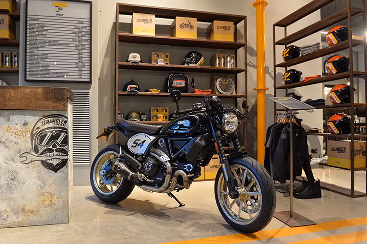 Scrambler Café Racer sẽ lại là một biểu tượng và là sự lựa chọn đáng giá dành cho tất cả tín đồ yêu chủ nghĩa xê dịch, yêu sự tự do và cá tính phóng khoáng. Bạn sẽ được thưởng thức ly café đen Ducati "chính chủ" đậm đặc mỗi ngày và nó sẽ cùng bạn rong ruổi khắp nơi, cho dù là phố đông đúc hay những cung đường xa vạn dặm.