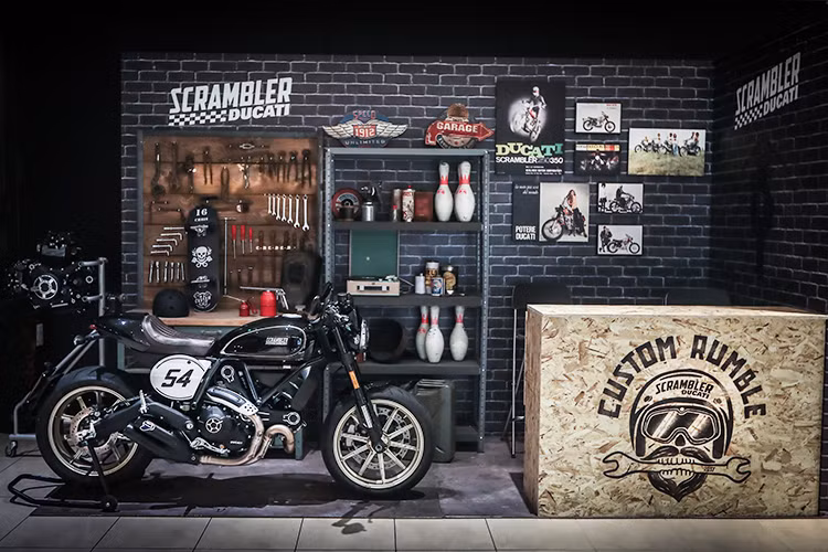 Mẫu xe Ducati Scrambler Café Racer được truyền cảm hứng từ những mẫu xe huyền thoại trong những năm thập niên 60 của thương iệu xe máy đình đám của Ý - những mẫu xe đã tạo nên ra một cuộc cách mạng xe máy. Sở hữu màu sắc của Cafe đen, Ducati Scrambler Café Racer đưa chúng ta trở lại thời kỳ của những năm 1960.