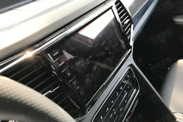 Ngoài ra, Volkswagen Teramont Coupe 2019 còn có bảng đồng hồ kỹ thuật số toàn phần... màn hình cảm ứng chỉnh điều hòa, cửa sổ trời toàn cảnh Paronama.