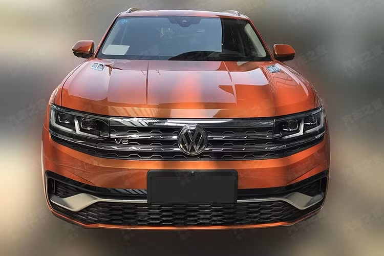 So với bản thường, Volkswagen Teramont Coupe 2019 sở hữu thiết kế ngoại thất về cơ bản là giống. Tất nhiên, hãng Volkswagen đã bổ sung một số chi tiết mới cho mẫu SUV lai Coupe Volkswagen này như lưới tản nhiệt cải tiến, mở rộng xuống bên dưới cụm đèn pha.