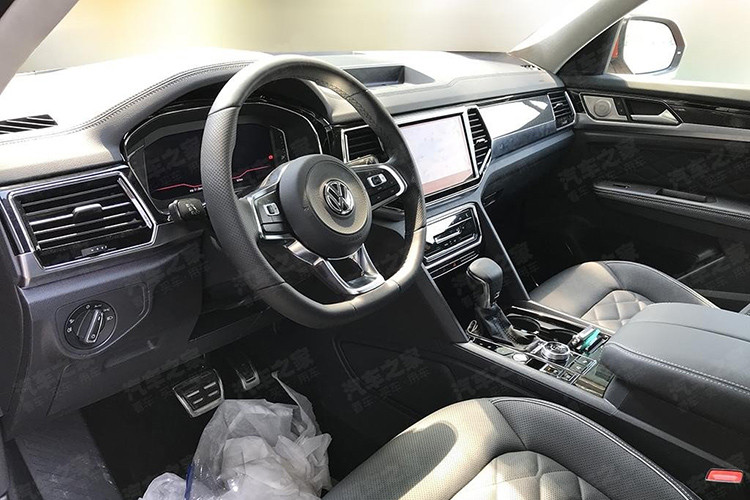 Không ngạc nhiên khi nội thất của Volkswagen Teramont Coupe 2019 được bê nguyên từ bản tiêu chuẩn sang. Tuy nhiên, mẫu SUV lai Coupe này có thêm vô lăng đáy phẳng thể thao mới, các chi tiết ốp trang trí cũng như cửa gió điều hòa khác biệt và bộ pedal bằng thép không gỉ.