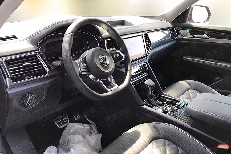 Không ngạc nhiên khi nội thất của Volkswagen Teramont Coupe 2019 được bê nguyên từ bản tiêu chuẩn sang. Tuy nhiên, mẫu SUV lai Coupe này có thêm vô lăng đáy phẳng thể thao mới, các chi tiết ốp trang trí cũng như cửa gió điều hòa khác biệt và bộ pedal bằng thép không gỉ.