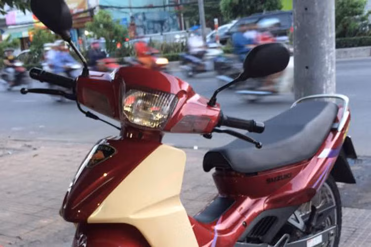 Phần đầu Suzuki RGV với đèn, mặt nạ, gương, yếm... vẫn được giữ nguyên bản.