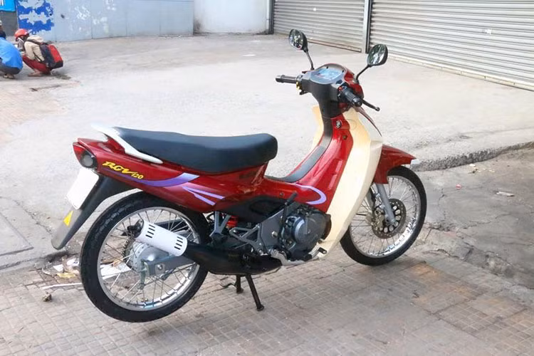 Nhìn tổng thể Suzuki RGV từ phía sau khá long lanh như mới.