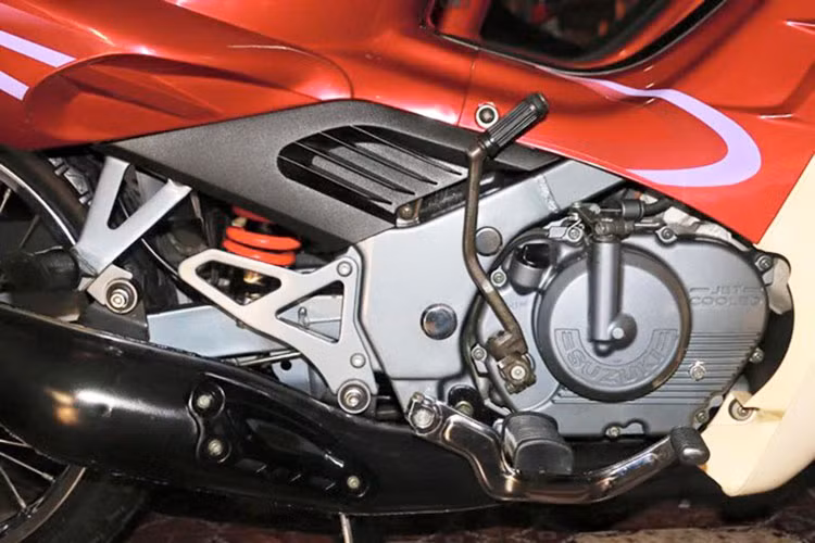 Nước sơn hai bên sườn và lốc máy vẫn còn lớp mỡ gà. Bật chìa khóa khởi động, tiếng máy 2 kỳ khá êm.