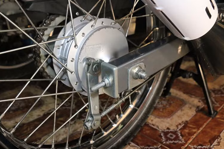 Cụm may ơ sau, phanh tang trống vẫn còn lớp xi mạ.