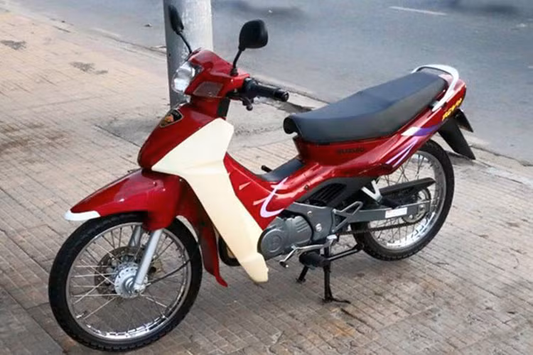 Can canh xe may con tay Suzuki RGV 120 dat ngang xe hop