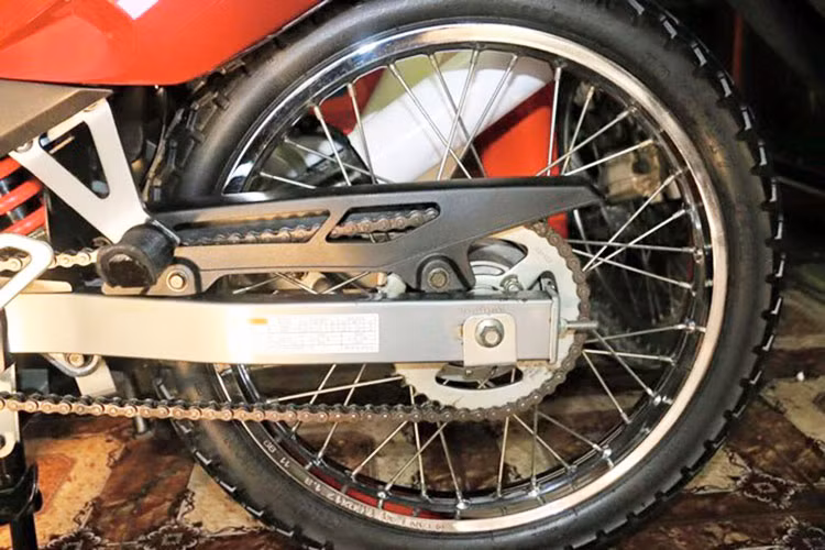 Hệ thống nhông xích và cặp vành nan hoa zin theo xe.