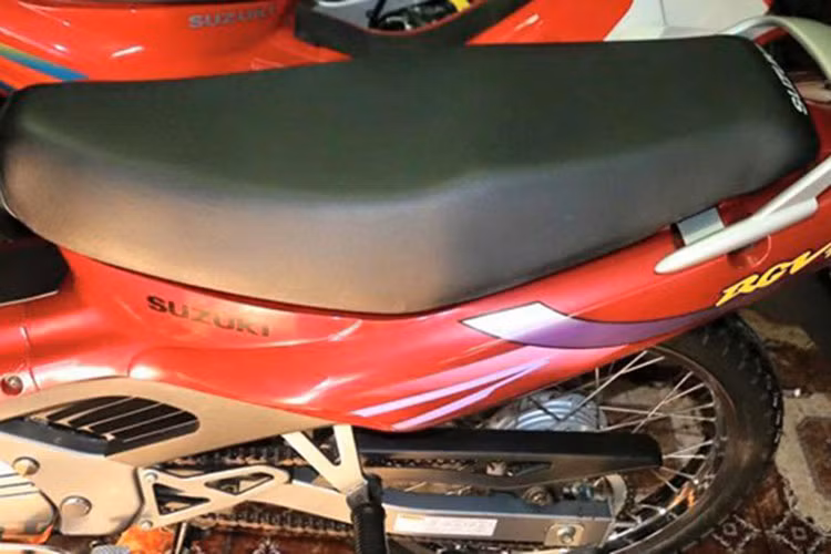 Xe ít chạy nên yên còn vuông cạnh, lớp da vẫn còn nhám, trong khi dàn áo và tem zin vẫn chưa bị trày xước.