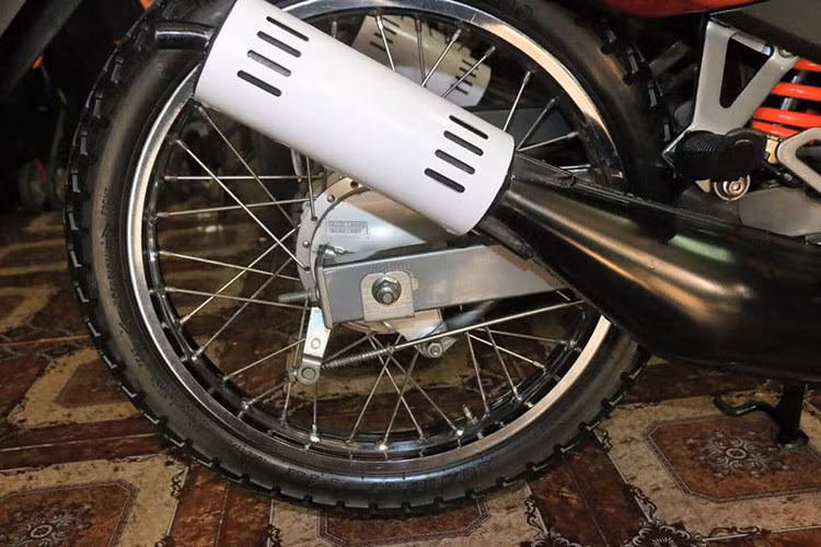 Pô xe vẫn nguyên bản như mới với lớp linon trắng được dán bảo vệ